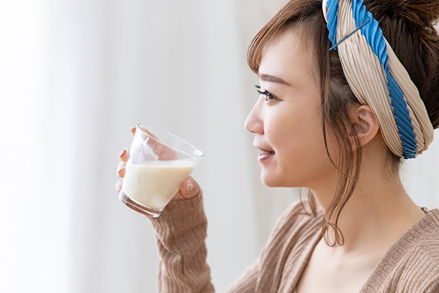 甘酒を飲む女性